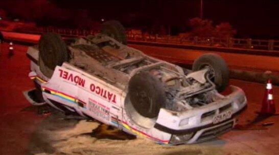 Viatura parou com as rodas para cima