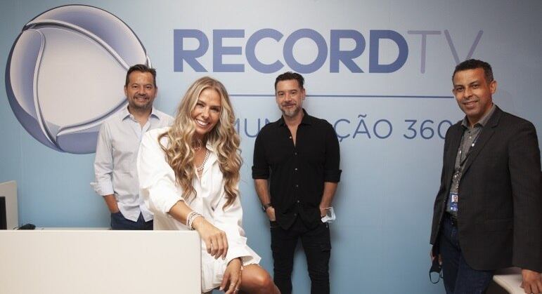 Adriane Galisteu assinou oficialmente o contrato com a Record TV
