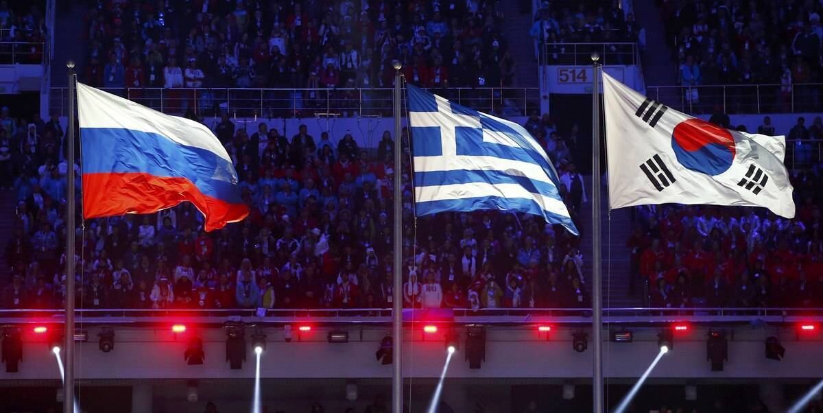 Durante a cerimônia foram hasteadas, simultaneamente, as bandeiras da Rússia, Grécia (onde nasceram os jogos olímpicos) e da Coreia do Sul, que sediará as olimpíadas de inverno de 2014