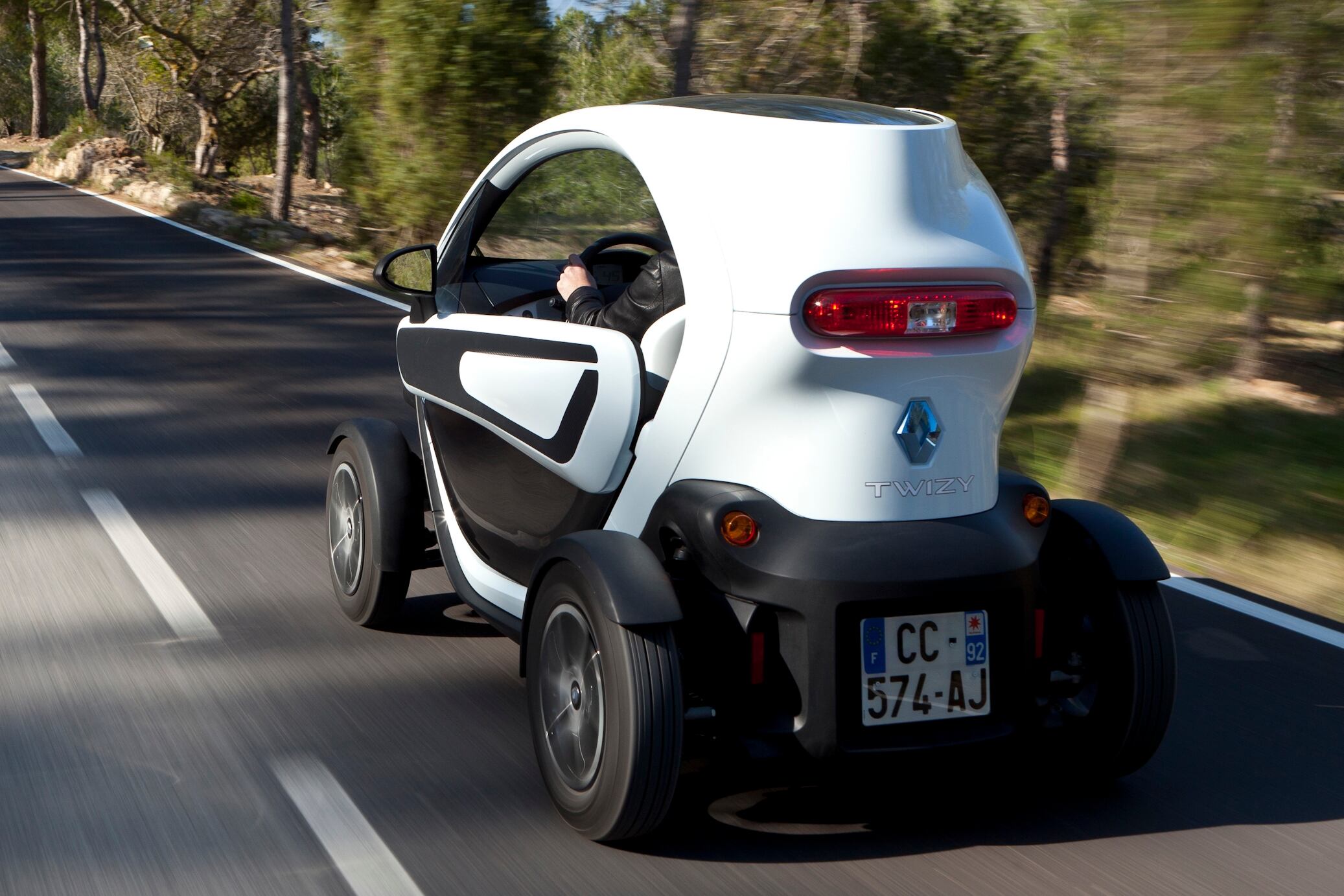 Na Europa a versão de entrada, com 5 cv, tem velocidade máxima limitada a 45 km/h, permitindo que o Twizy possa ser conduzido por motoristas sem habilitação em alguns países. No Brasil, porém, tal restrição não eliminaria a obrigatoriedade da CNH para conduzir o elétrico por aqui

Saiba tudo sobre carros! Acesse www.r7.com/carros
