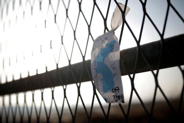 Bandeira de unificação perto da zona desmilitarizada