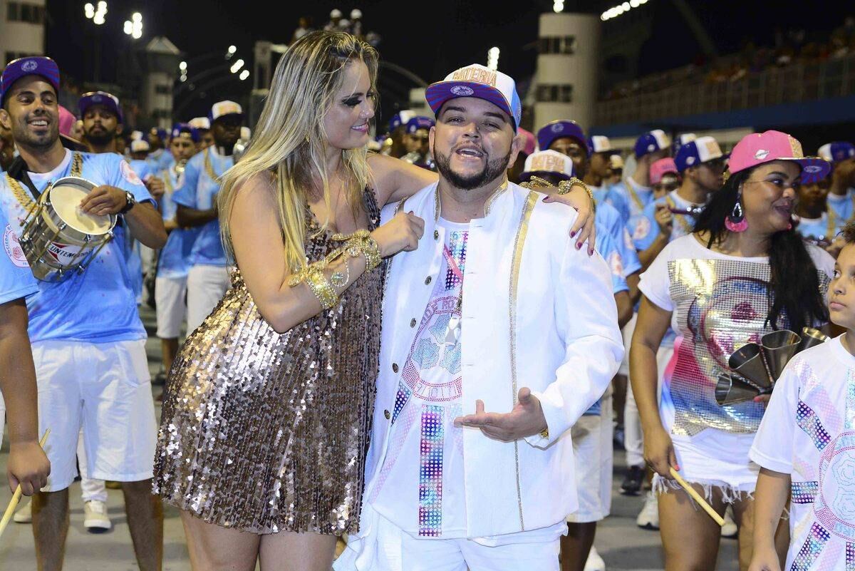 Ellen Roche desfila no ensaio técnico da Rosas de Ouro, em São Paulo