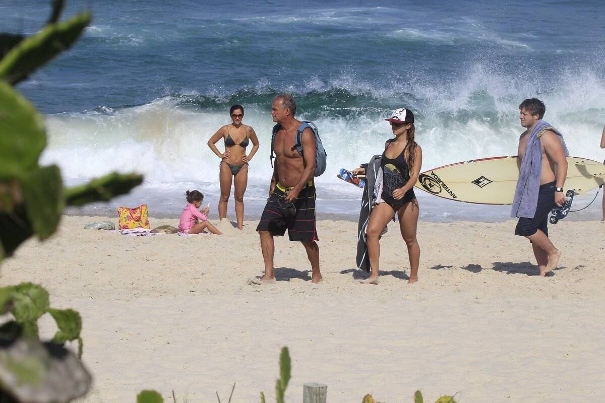 Kadu Moliterno curte a praia com a filha Lanai 