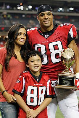 October Gonzalez não é oficialmente casada com Tony Gonzalez, mas a gata já é mãe de um filho do jogador