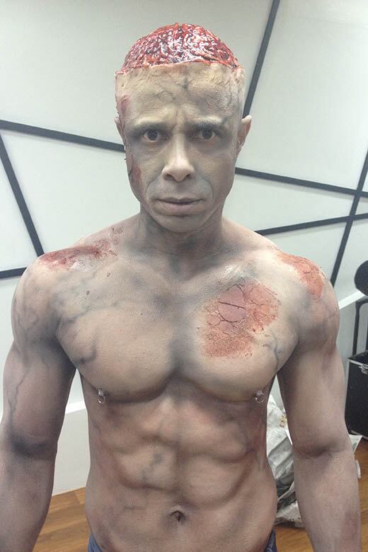 — Eu gosto muito de fazer de fantasia, de fada, que usa bastante pintura corporal, robôs futurísticos, mas o personagem mais difícil de fazer são alienígenas, dão muito trabalho, levam meses, porque eu faço escultura, tiro molde, e eles tem vários olhos, dedos compridos, então é um trabalho bem demorado, agora zumbis também, eu sou apaixonado 

+ Veja cinco curiosidades da vida de Amin Khader que você nem imaginava
+ Até clique do bumbum! Veja as selfies mais anormais compartilhadas pelos famosos
+ Relembre os casamentos mais extravagantes do mundo dos famosos
+ Roberta Miranda comenta foto polêmica na internet: “Eu não abri as pernas, aquilo é um nu artístico”

