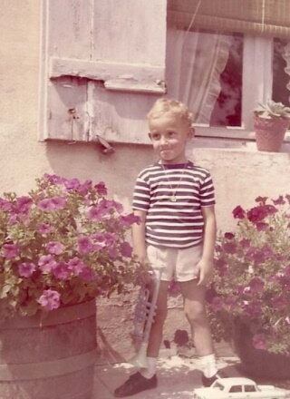 O chef é natural de Dijon, na França, e se formou na Escola Técnica de Hotelaria de Dijon. A partir de então, percorreu o mundo graças ao trabalho de cozinheiro