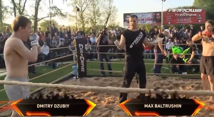 Com os dois a postos, o árbitro dá início ao combate