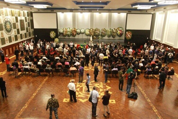 Fãs, amigos e familiares se despediram de Roberto Leal em velório, na manhã desta segunda-feira (16), em São Paulo