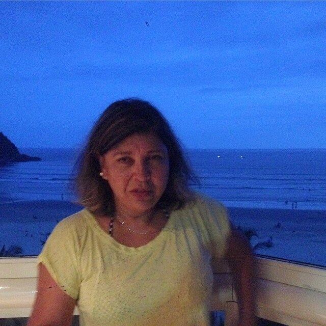 — Uma
vez eu fiz uma brincadeira e um imbecil comentou: “Isso aí é cocaína”, na mesma
hora eu chamei meu advogado, eu tenho um advogado para cuidar apenas das redes
sociais. Nós imediatamente pegamos o endereço do cara e eu já detonei ele.
Falei para ele: “Se você entrar de novo, eu meto um processo em você”, e nós
bloqueamos ele. Não pense que eu não tenho respaldo jurídico. Eu não sei nem o
que é maconha, eu nunca vi, não sei se é líquido ou não

+ Roberta Miranda comenta foto polêmica na internet: “Eu não abri as pernas, aquilo é um nu artístico”
+ Roberta Miranda defende Zezé nas redes sociais: “Ele deve continuar discutindo com os fãs”
+ Miss São Paulo lista cinco produtos de beleza indispensáveis na necessaire
+ Zilu revela de onde tirou forças para superar a separação com o cantor Zezé

