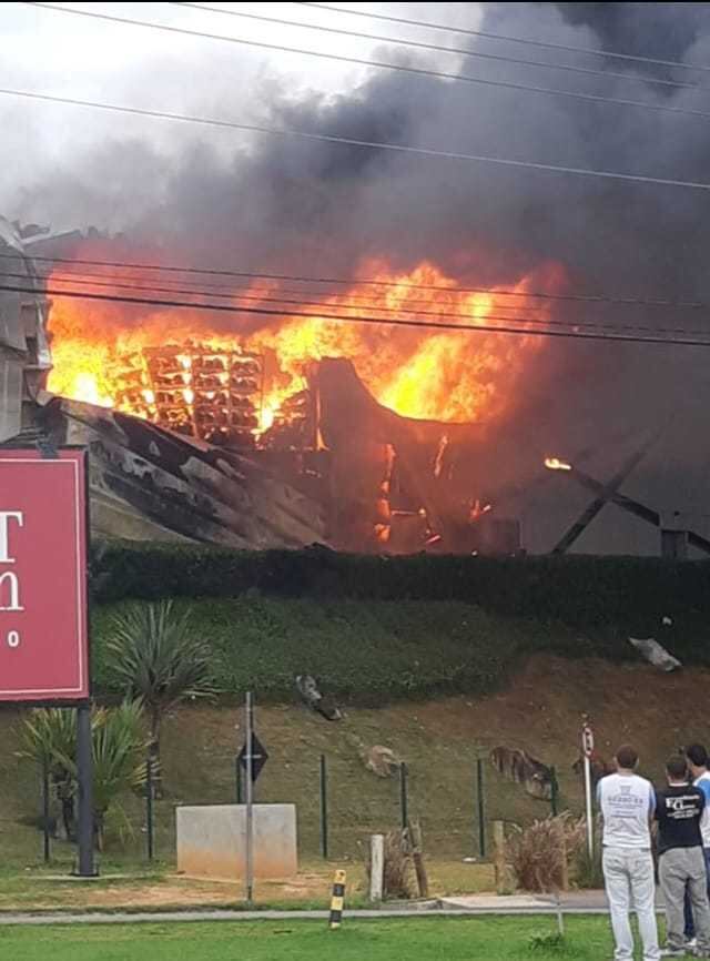 Incêndio atinge shopping em SP