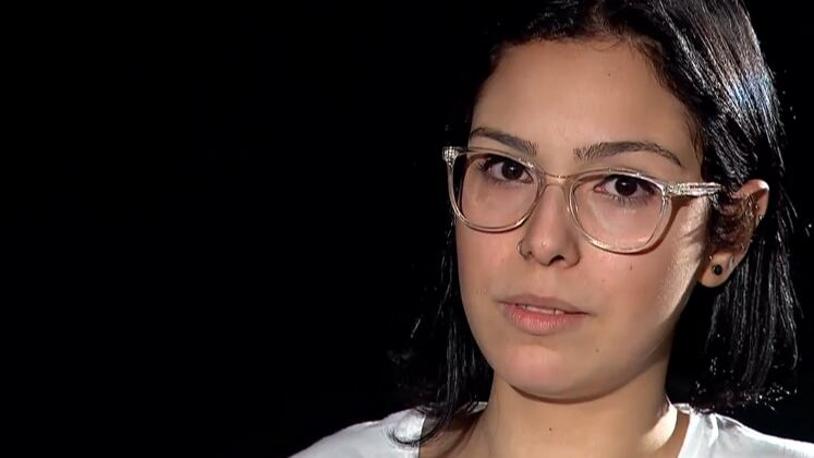 Isabela Tibcherani, filha de Cupertino, falou como se sente ao ver o pai na TV e como foi o dia do assassinato: "Ele, simplesmente, puxou a arma e atirou. Quando eu o vejo, não penso que ele é meu pai. Ele nunca vai ser nada para mim, além de um criminoso" 