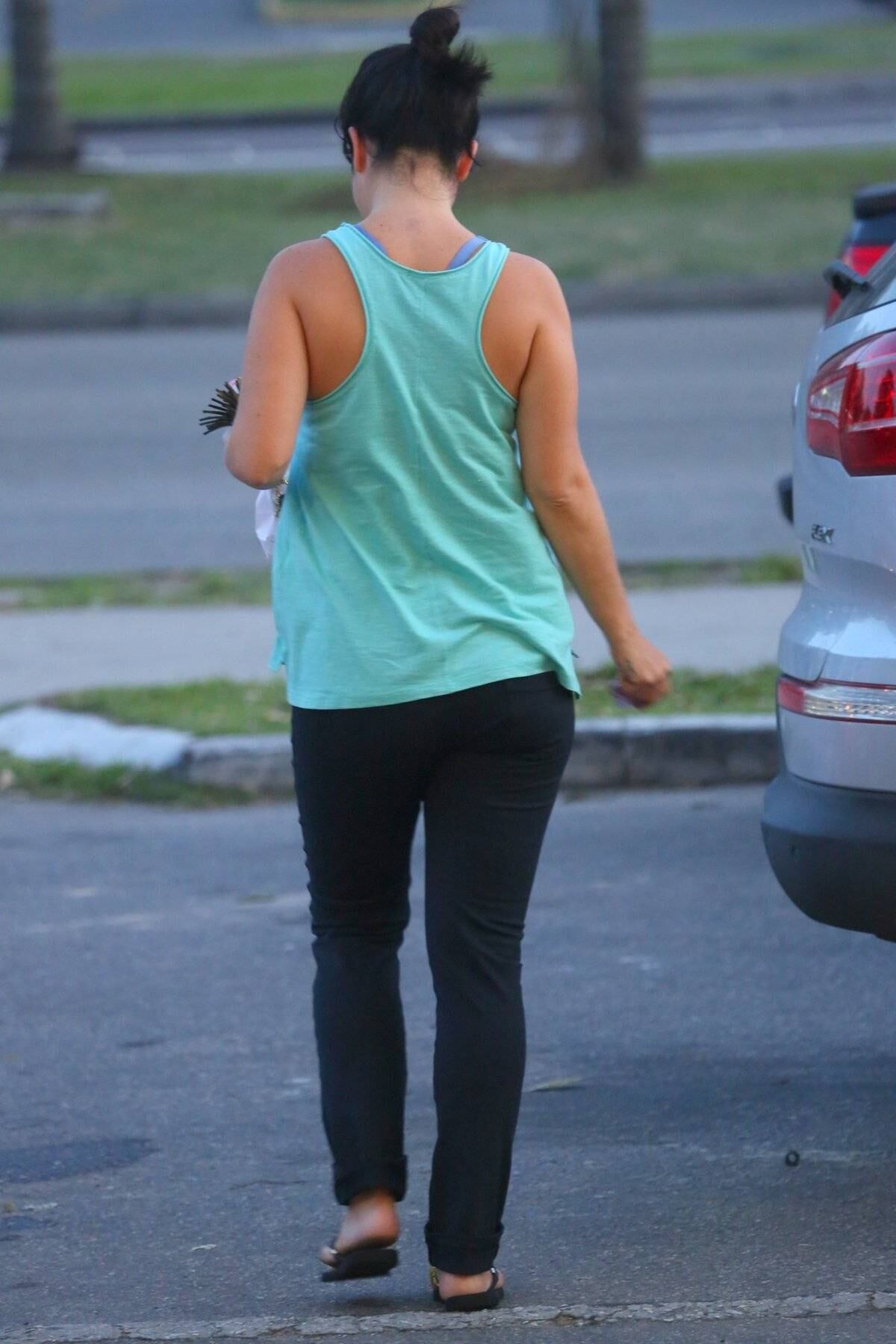 Samara saiu do posto e foi em direção ao seu carro