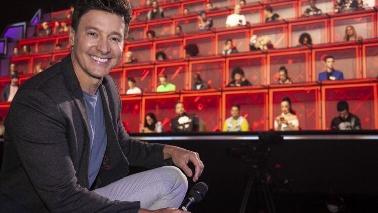 As duas primeiras edições foram apresentadas por Gugu Liberato, que nunca escondeu a sua paixão pelo reality. A terceira temporada do Canta Comigo terá Rodrigo Faro no comando, que esteve à frente do Canta Comigo Teen