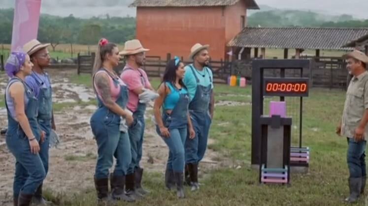 Na primeira prova do quadro, os famosos encararam um circuito de atividades típico do dia de um fazendeiro: levar os búfalos do pasto ao lago e amamentar um bezerro. Os casais enfrentaram muitos perrengues por aqui, mas o pior ainda estava por vir!