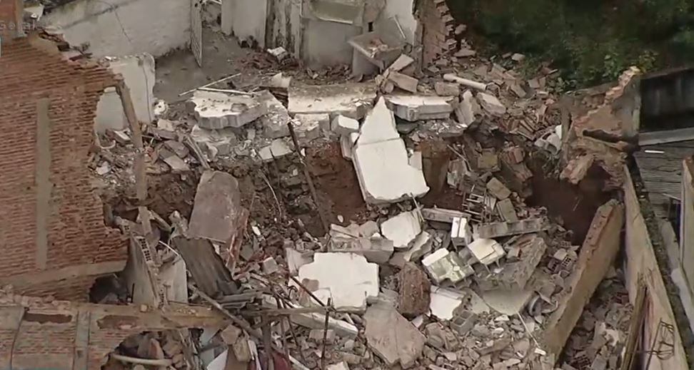Casa desabou durante a madrugada na rua Templários, na Vila Formosa