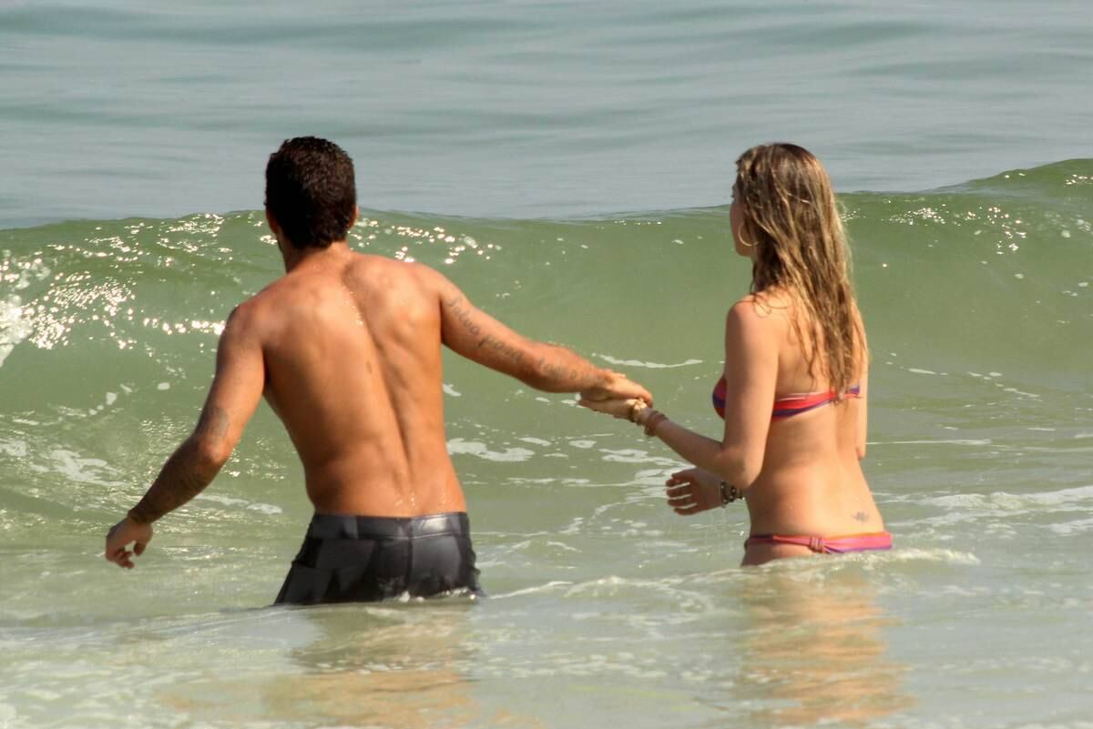 Luana e Pedro de mãos dadas