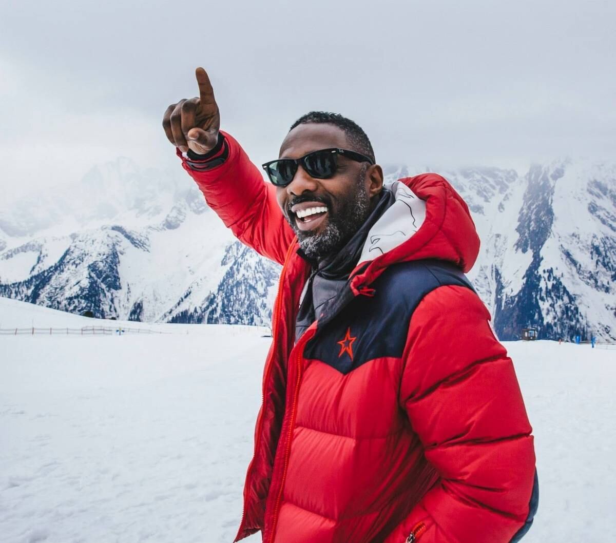 5) Simpatia de sobra
James Bond não é apenas bonito e forte, mas também é carismático e até engraçado em determinados momentos, com seu humor britânico meio irônico. Idris é conhecido nos bastidores de Hollywood por ser mega simpático com a galera, além de ser super gente boa nas redes sociais. Ou seja, mais um ponto positivo para ele!