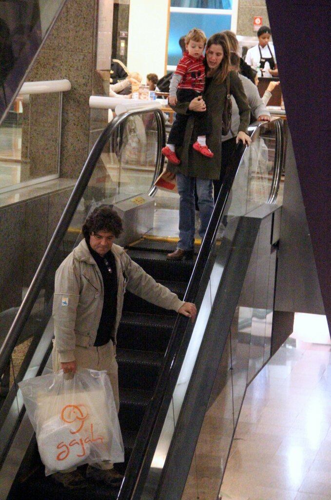 

 

Felipe Camargo levou a família para um passeio no shopping
na Barra da Tijuca, no Rio de Janeiro, nesta quarta-feira (24)

