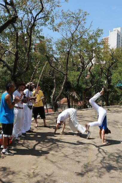 Aos
domingos, o público tem atividades gratuitas de Tai Chi Chuan, roda de
tambores, roda de capoeira e dança