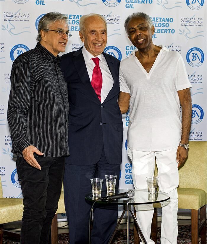 Cantores brasileiros posaram ao lado do ex-presidente de Israel Simón Peres, em uma visita ao Centro Peres de la Paz