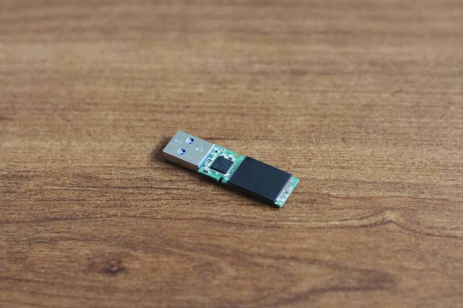 Um bom pendrive também pode ser a solução para navegar com anonimato. A medida exige um pouco de capacidades de configuração, mas é recompensadora para quem se preocupa com seus rastros espalhados pela internet