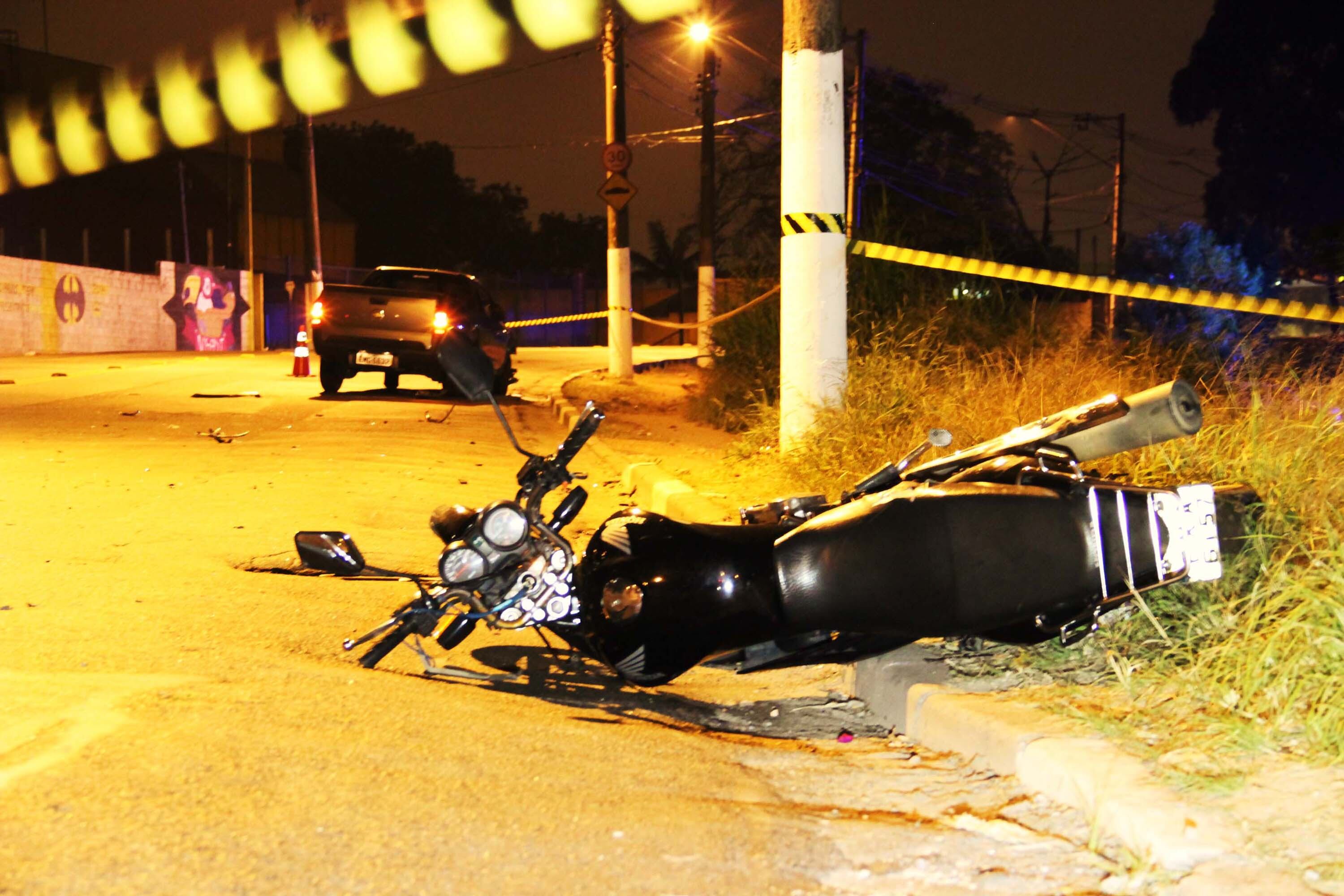 Garupa de moto tem perna arrancada em acidente