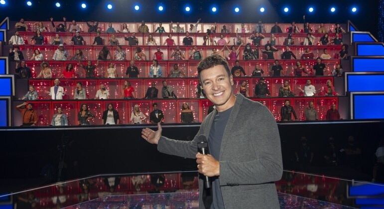 Rodrigo Faro comanda a terceira temporada do Canta Comigo, que traz o seu famoso painel de jurados