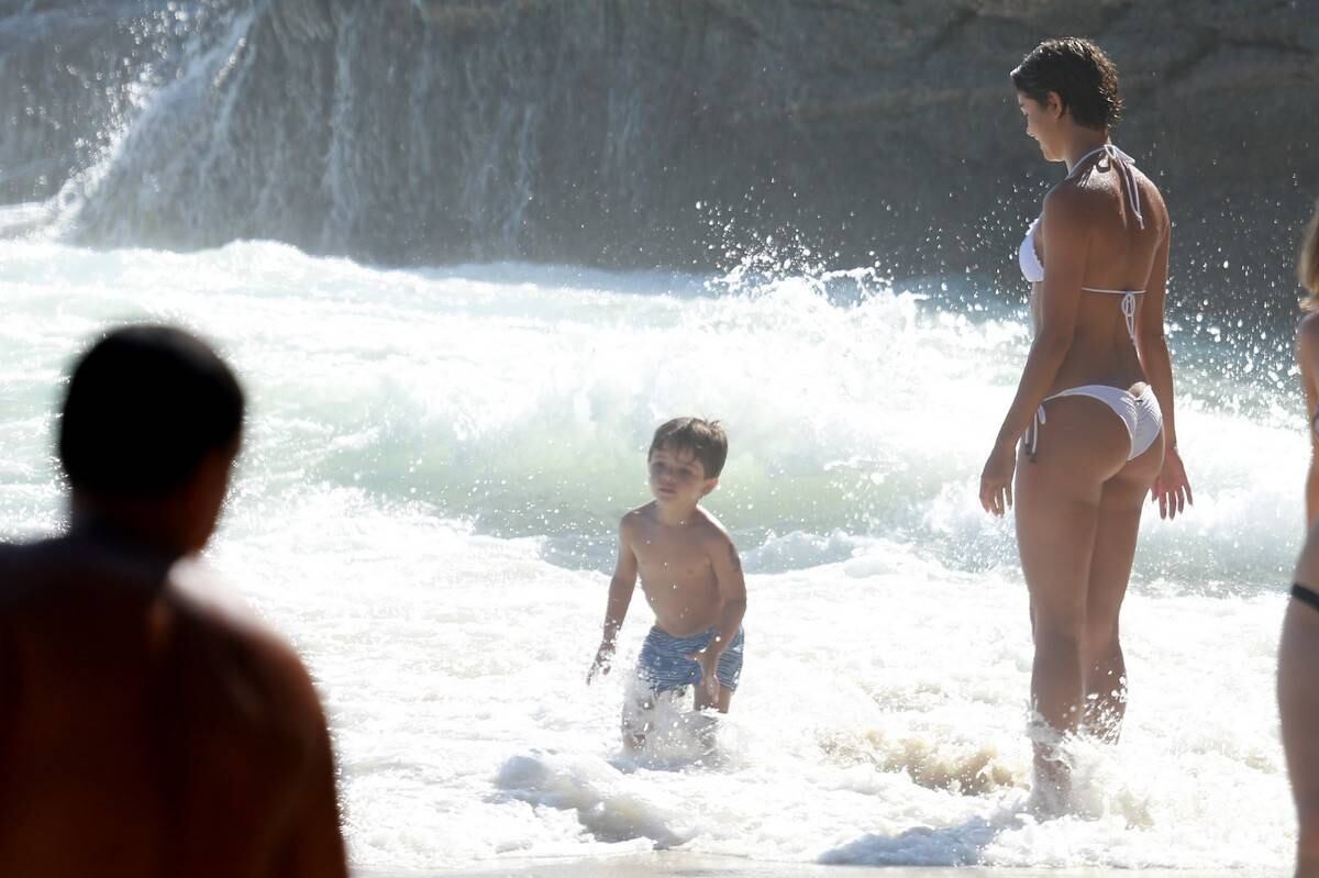 Sophie Charlotte e Daniel de Oliveira se divertem em praia com a família