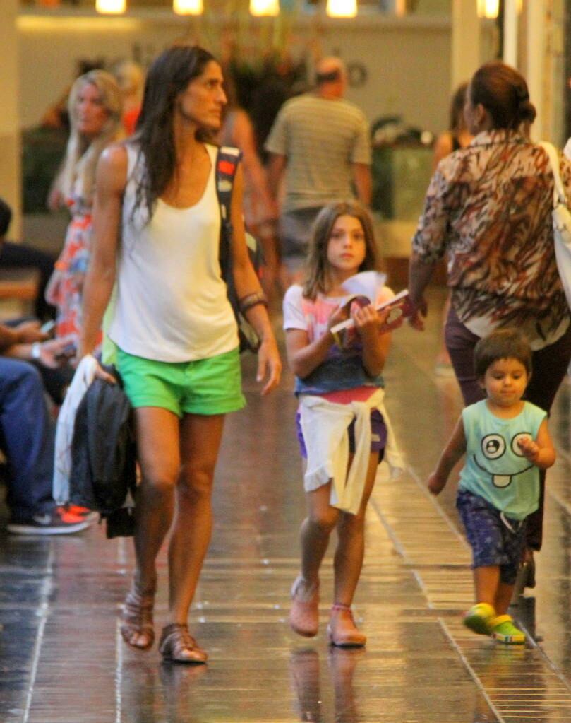 A mãezona ficou o tempo todo de olho nas crianças