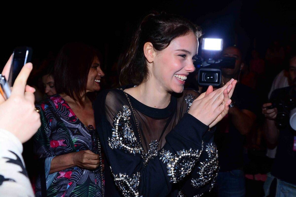 

A atriz Laura Neiva se derreteu pelo namorado Chay Suede
durante a SPFW, nesta segunda-feira (03). À espera do desfile da marca PatBo,
ela abriu o coração e falou sobre o romance. 



— Meu coração está muito feliz porque estou namorado com o
menino mais legal do mundo.

  

  
 

