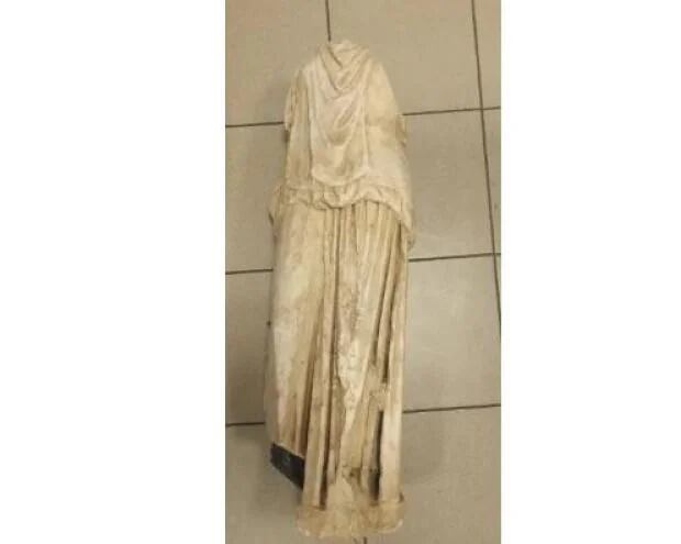 Escultura antiga retrata uma mulher e está sem a cabeça