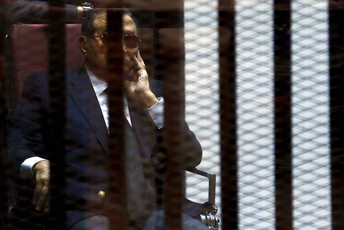 Condenado neste sábado (9) a três anos de prisão por
corrupção, o ex-ditador egípcio Hosni Mubarak recebe a notícia dentro de uma
delegacia de polícia próxima à capital do país, Cairo