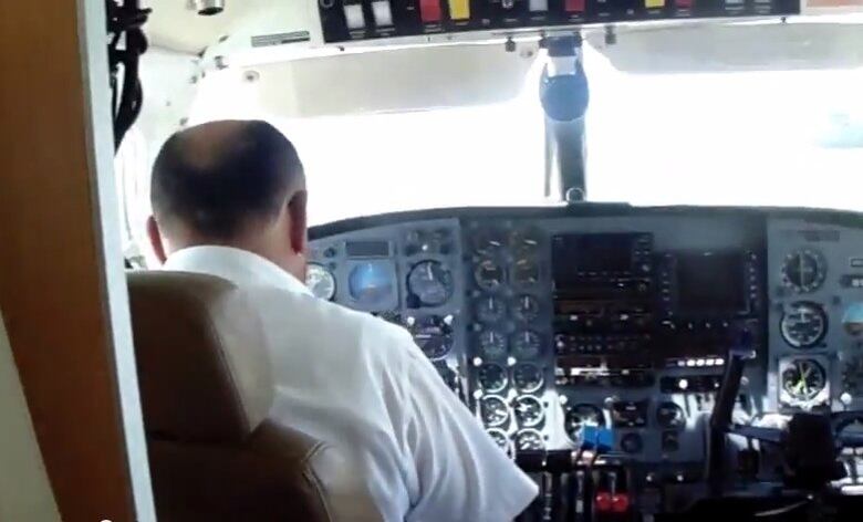 Em 1992, a produção da aeronave foi desativada pela Embraer. Na imagem acima, a vista que os passageiros têm da cabine de comando