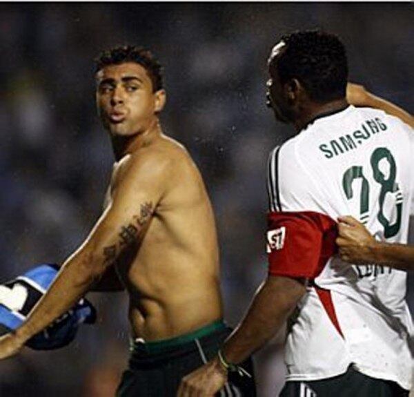 Em novembro de 2009, Obina e Maurício caminhavam para o vestiário no intervalo enquanto discutiam sobre o lance que culminara no gol do Grêmio. Mauricio, então, tentou dar um tapa na cara de Obina, que retrucou com um soco no zagueiro. Após o jogo, a diretoria dispensou ambos.