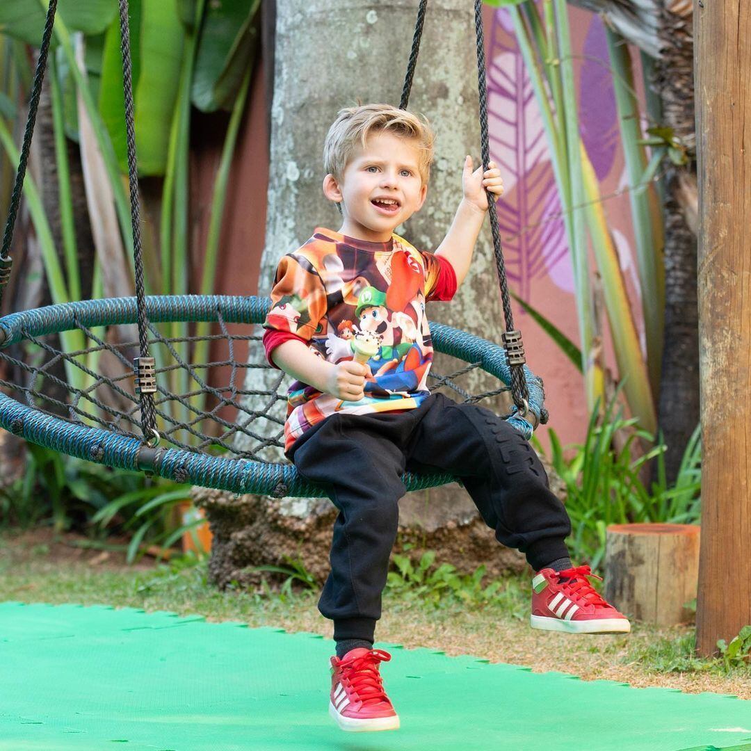 "Que você brilhe a luz do céu aqui na Terra. E que possamos sempre te amparar, guiar em amor e sabedoria", completou Karina