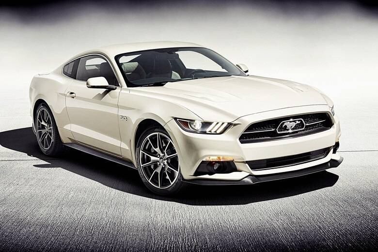 A Ford também foi tradicionalista no quesito transmissão. Câmbios de dupla embreagem ou de oito marchas não serão oferecidas no novo Mustang, pelo menos por enquanto