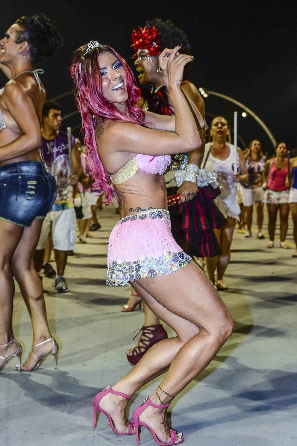 E, claro, algumas gordurinhas como essa que aparece bem debaixo do seu braço, onde aperta o sutiã. Normal!
