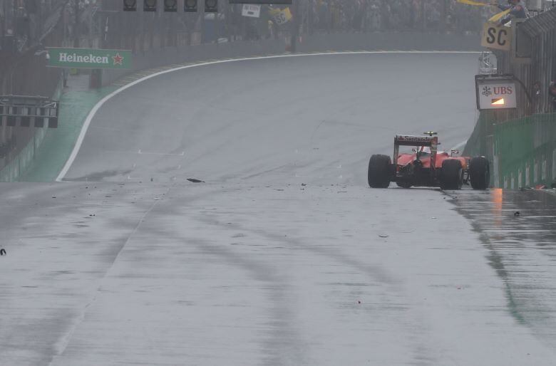 Pouco tempo depois, Kimi Raikkonen perdeu o controle na reta de largada e bateu no muro