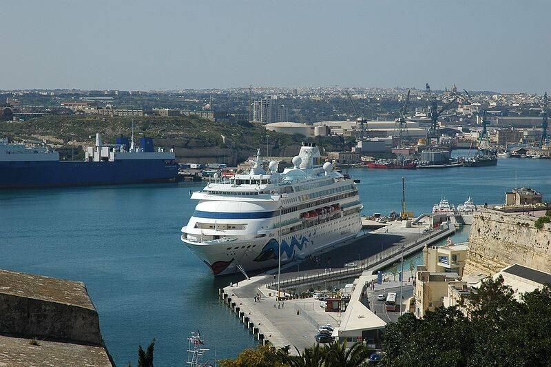 Uma das boas opções em Malta é oferecida pela  escola Sprachcaffe, que  tem intercâmbio de 2 semanas para o curso de inglês com 20 lições por semana, além de acomodação em apartamento standard em quarto duplo, sem refeições. A taxa da escola é de R$ 1.959  (600 euros)   