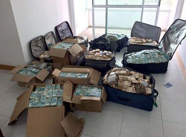 Segundo a polícia, os valores apreendidos serão transportados a um banco onde será contabilizado e depositado em conta judicial