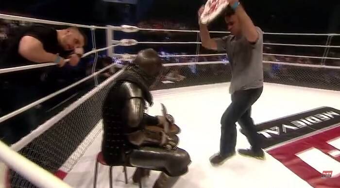 Já no "modelo atual", rolou uma adaptação para um ringue de boxe