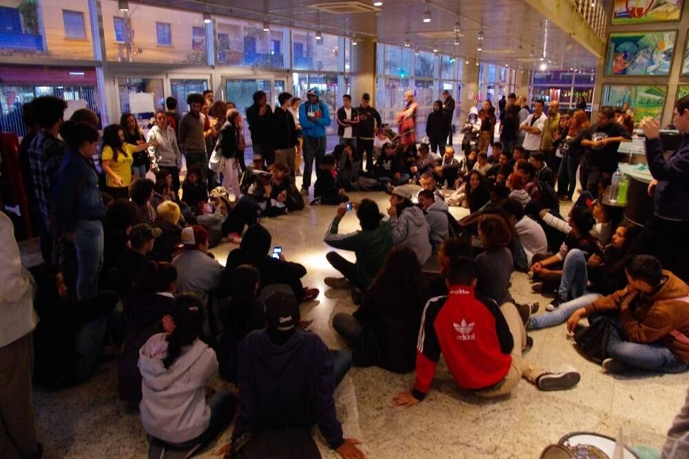 Os alunos estão reunidos no saguão do prédio. Segundo
a organização Mau Educação, a ocupação deve permanecer durante toda a noite,
pelo menos. Não há previsão para a saída dos estudantes