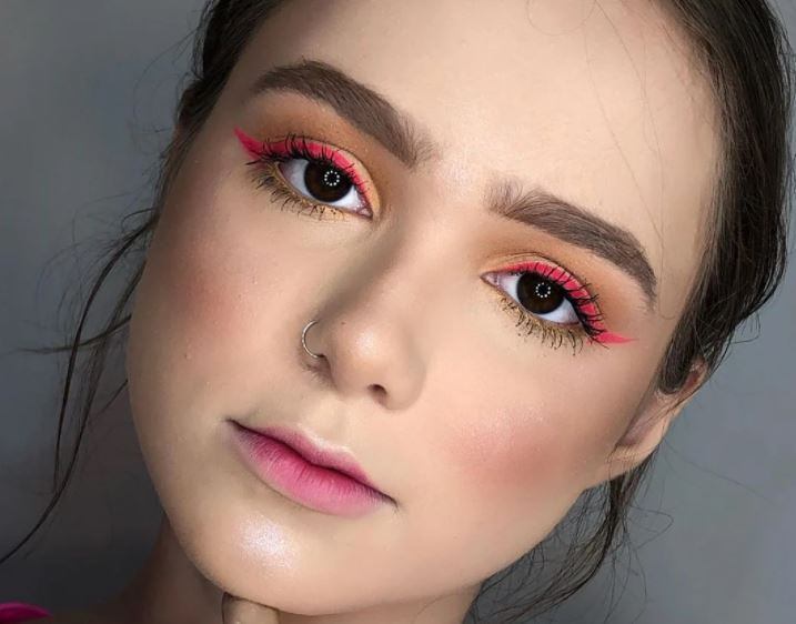Para as basiquinhas com orgulho, o delineador colorido dá todo o charme na make sem exageros
