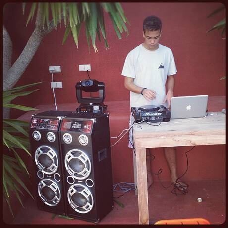 Para finalizar, ele também falou sobre trabalho. Apesar de muito jovem, Ronald já atua como DJ, profissão que diz ter começado a gostar em Ibiza, vendo os profissionais. Atualmente, ele toca apenas em festas de amigos
