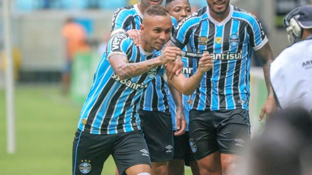 Na partida entre Grêmio e Avenida, pela sexta rodada do Campeonato Gaúcho e também da final da Recopa Gaúcha, Everton fez questão de homenagear os meninos que faleceram no incêndio do CT do Flamengo. O atacante mostrou uma faixa (#ForçaFlamengo): 'Quem viveu em alojamento sabe o que é. A gente fica triste. Que Deus possa confortar o coração das famílias!'