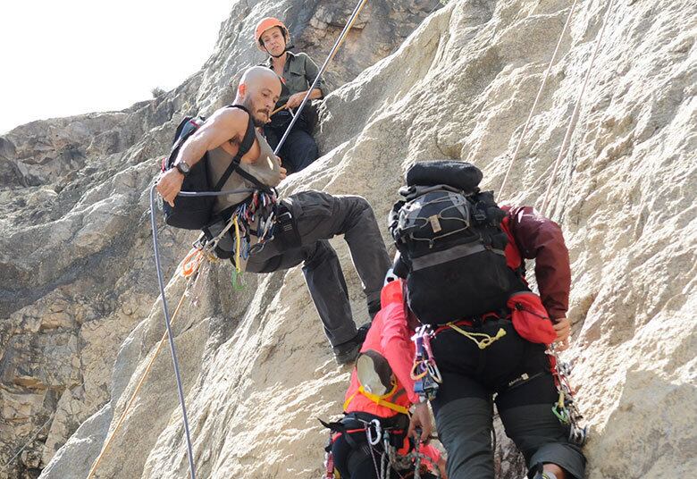 Um grupo de 11 montanhistas se juntou para escalar a Agulha do Diabo, na Serra dos Órgãos, perto de Teresópolis, no Rio de Janeiro