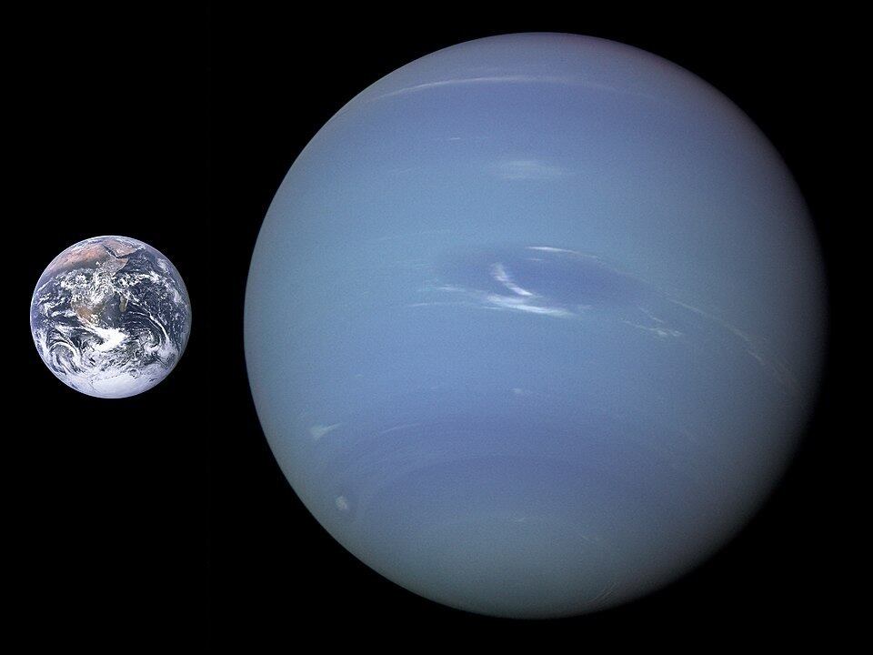 Netuno faz parte do grupo de planetas gasosos. Tem um pequeno núcleo rochoso, uma camada formada possivelmente por água, amônia e metano, e uma turbulenta atmosfera de hidrogênio e hélio. Tem 17 vezes a massa da Terra.