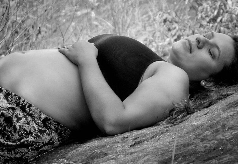 A flacidez também tende a piorar, principalmente após o parto. “O ganho excessivo de peso e o sedentarismo agravam muito esse quadro. A flacidez pode ser só da pele, só do músculo ou de ambos. A flacidez da pele é de difícil tratamento por isso, é importante um fortalecimento muscular para dar sustentação e volume à pele, o que melhora muito o seu aspecto”, comenta Renata Venancio.