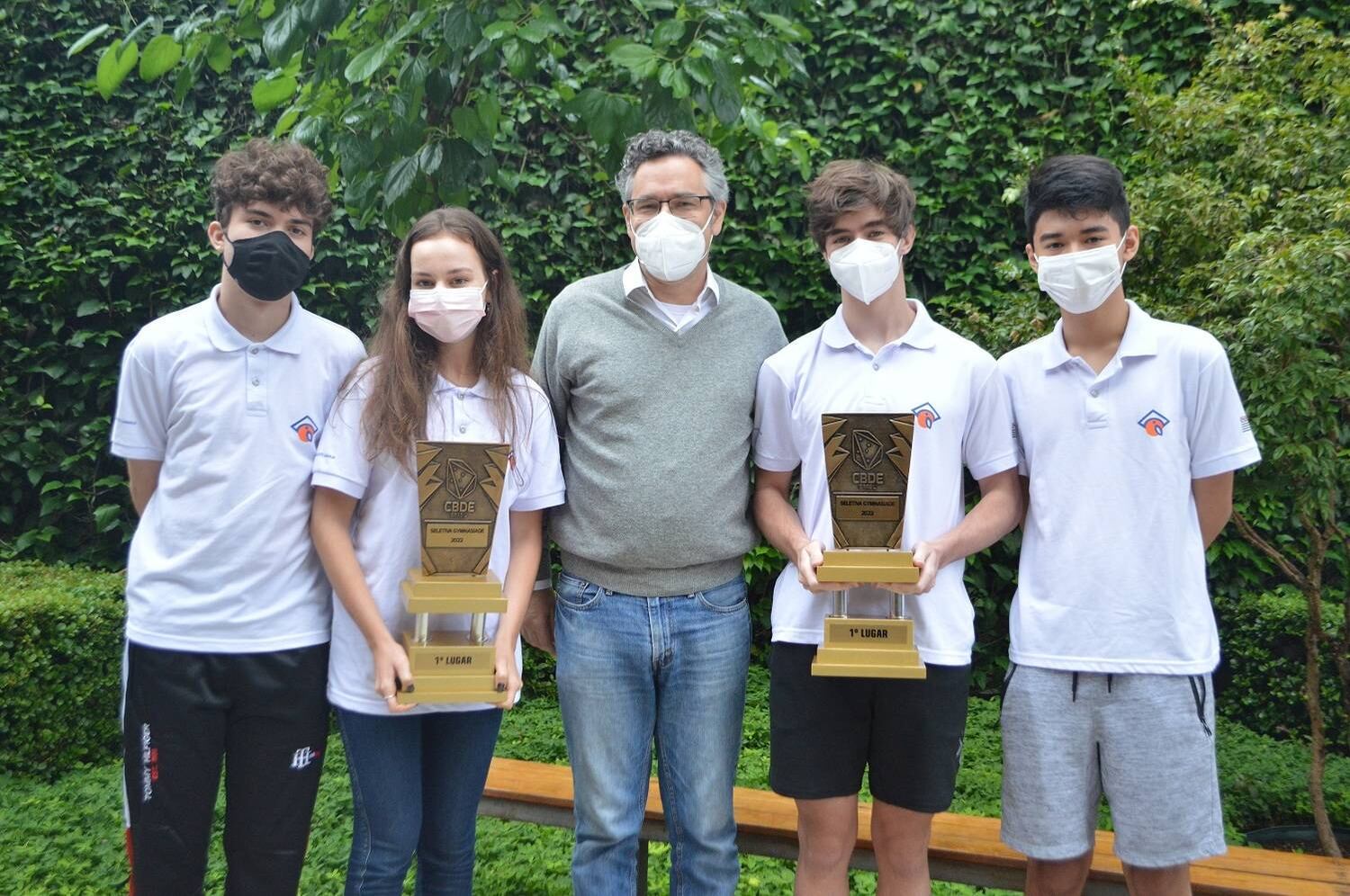 Uma equipe de estudantes de São Paulo vai representar o Brasil no campeonato mundial de xadrez na China, em novembro. Os adolescentes venceram a seletiva nacional realizada em Aracaju (SE) em março e já se preparam para encarar o Mundial Gymnasiade 2022.Sob o comando do professor Álvaro Aranha, mestre da Federação Internacional de Xadrez (Fide), a equipe que representou o estado de São Paulo na competição realizada no Nordeste foi composta de quatro jovens — três saíram campeões. A competição contou com representantes de todos os estados — 73 participantes no masculino e 67 no feminino