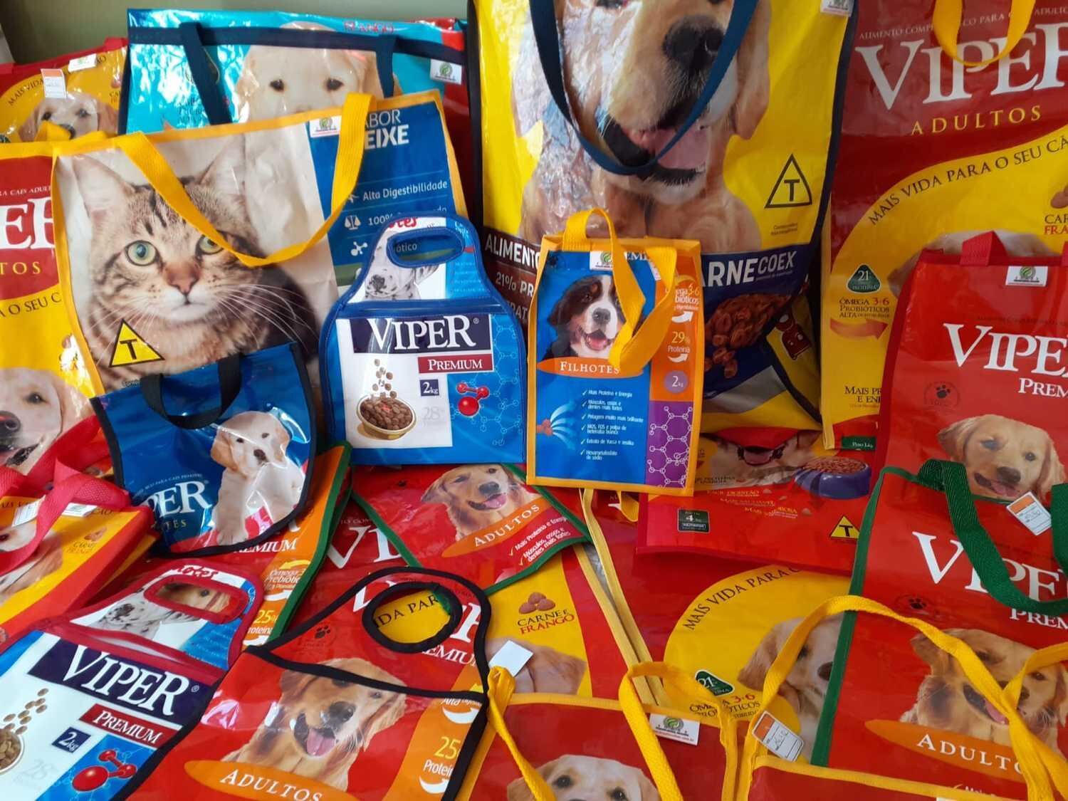 Sacolas ecológicas produzidas pela primeira turma de costureiras